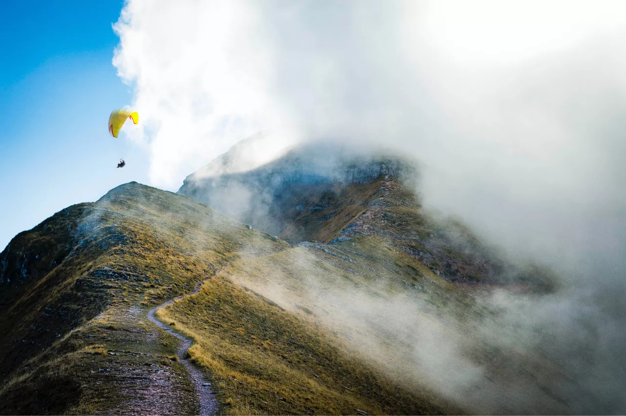 Mutiger Gleitschirmflieger in den Bergen